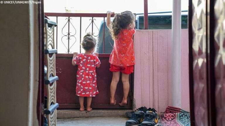 niño niña ventana pobreza infantil